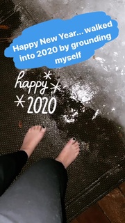 Tori Spelling feet photo thumbnail