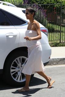Halle Berry feet photo thumbnail