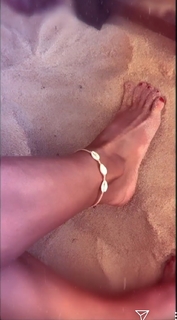 Marina Ruy Barbosa feet photo thumbnail