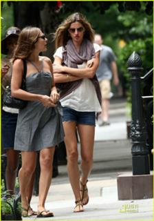 Gisele Bündchen feet photo thumbnail