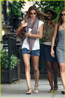 Gisele Bündchen feet photo thumbnail
