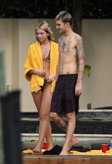 Dua Lipa feet photo thumbnail