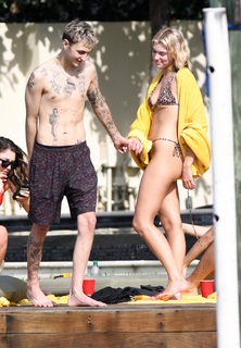 Dua Lipa feet photo thumbnail
