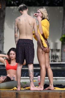Dua Lipa feet photo thumbnail