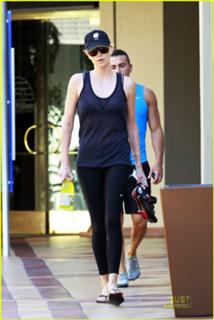 Charlize Theron feet photo thumbnail