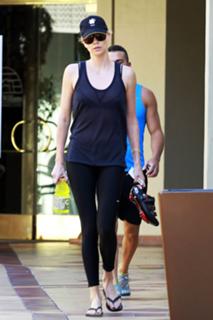 Charlize Theron feet photo thumbnail