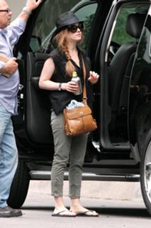Isla Fisher feet photo thumbnail