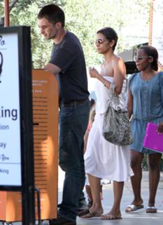 Halle Berry feet photo thumbnail