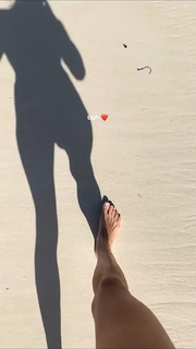 Nina Agdal feet photo thumbnail