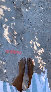 Elle Macpherson feet photo thumbnail