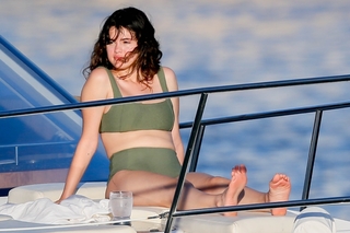 Selena Gomez feet photo thumbnail