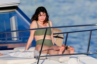 Selena Gomez feet photo thumbnail