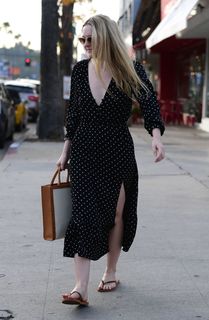 Dakota Fanning feet photo thumbnail