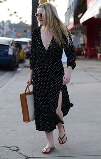 Dakota Fanning feet photo thumbnail