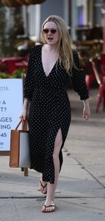 Dakota Fanning feet photo thumbnail