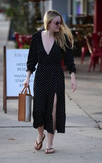 Dakota Fanning feet photo thumbnail