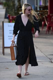 Dakota Fanning feet photo thumbnail