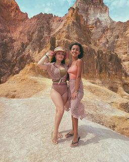 Larissa Manoela feet photo thumbnail