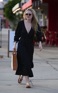 Dakota Fanning feet photo thumbnail