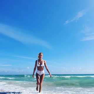 Nicole Neumann feet photo thumbnail