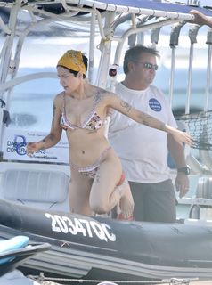 Halsey feet photo thumbnail