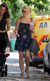 Holly Willoughby feet photo thumbnail