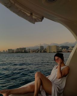 Selena Gomez feet photo thumbnail