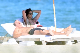 Cindy Crawford feet photo thumbnail