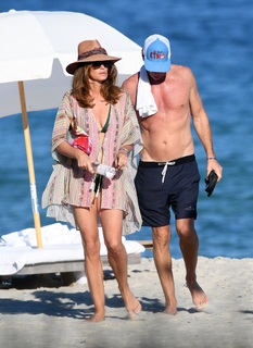 Cindy Crawford feet photo thumbnail