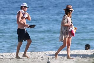 Cindy Crawford feet photo thumbnail