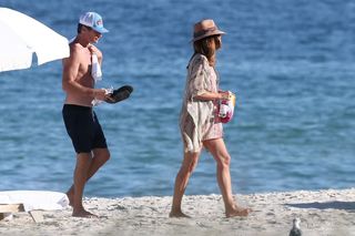 Cindy Crawford feet photo thumbnail