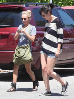 Hayden Panettiere feet photo thumbnail