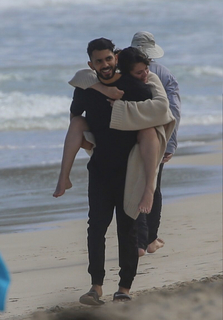 Selena Gomez feet photo thumbnail
