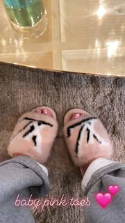 Kylie Jenner feet photo thumbnail
