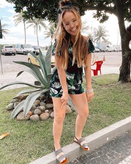 Larissa Manoela feet photo thumbnail