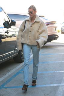 Hailey Bieber feet photo thumbnail