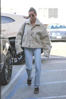 Hailey Bieber feet photo thumbnail