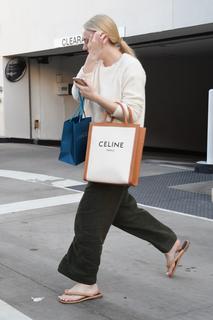 Dakota Fanning feet photo thumbnail
