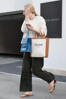 Dakota Fanning feet photo thumbnail