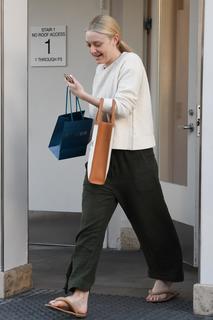 Dakota Fanning feet photo thumbnail