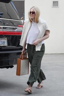 Dakota Fanning feet photo thumbnail