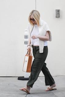 Dakota Fanning feet photo thumbnail