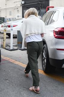 Dakota Fanning feet photo thumbnail