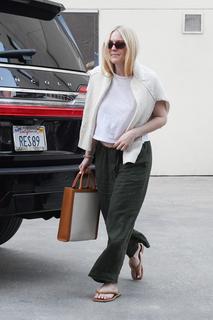 Dakota Fanning feet photo thumbnail