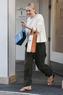 Dakota Fanning feet photo thumbnail