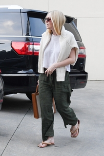 Dakota Fanning feet photo thumbnail