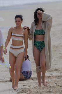 Selena Gomez feet photo thumbnail