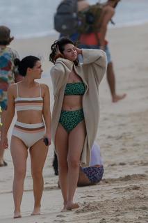 Selena Gomez feet photo thumbnail