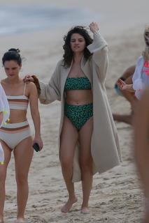 Selena Gomez feet photo thumbnail