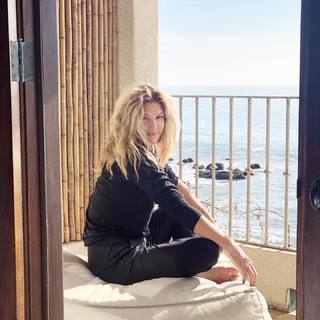 Daisy Fuentes feet photo thumbnail